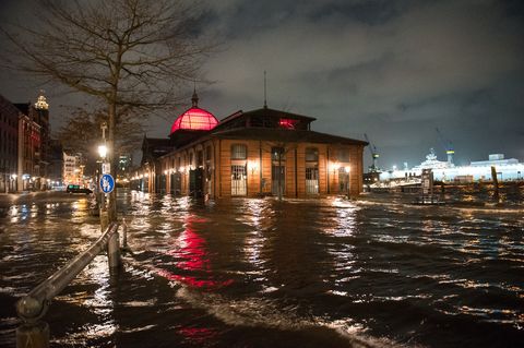 Der Hamburger Fischmarkt ist überschwemmt