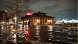 Hamburg. Der Fischmarkt mit der Fischauktionshalle steht komplett unter Wasser.