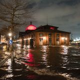 Hamburg. Der Fischmarkt mit der Fischauktionshalle steht komplett unter Wasser.