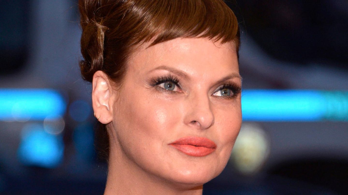 Linda Evangelista back on the cover of Vogue after botched cosmetic surgery