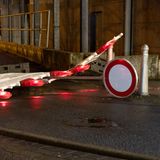 Nordrhein-Westfalen. Ein umgestürztes Straßenschild blockiert die Durchfahrt.