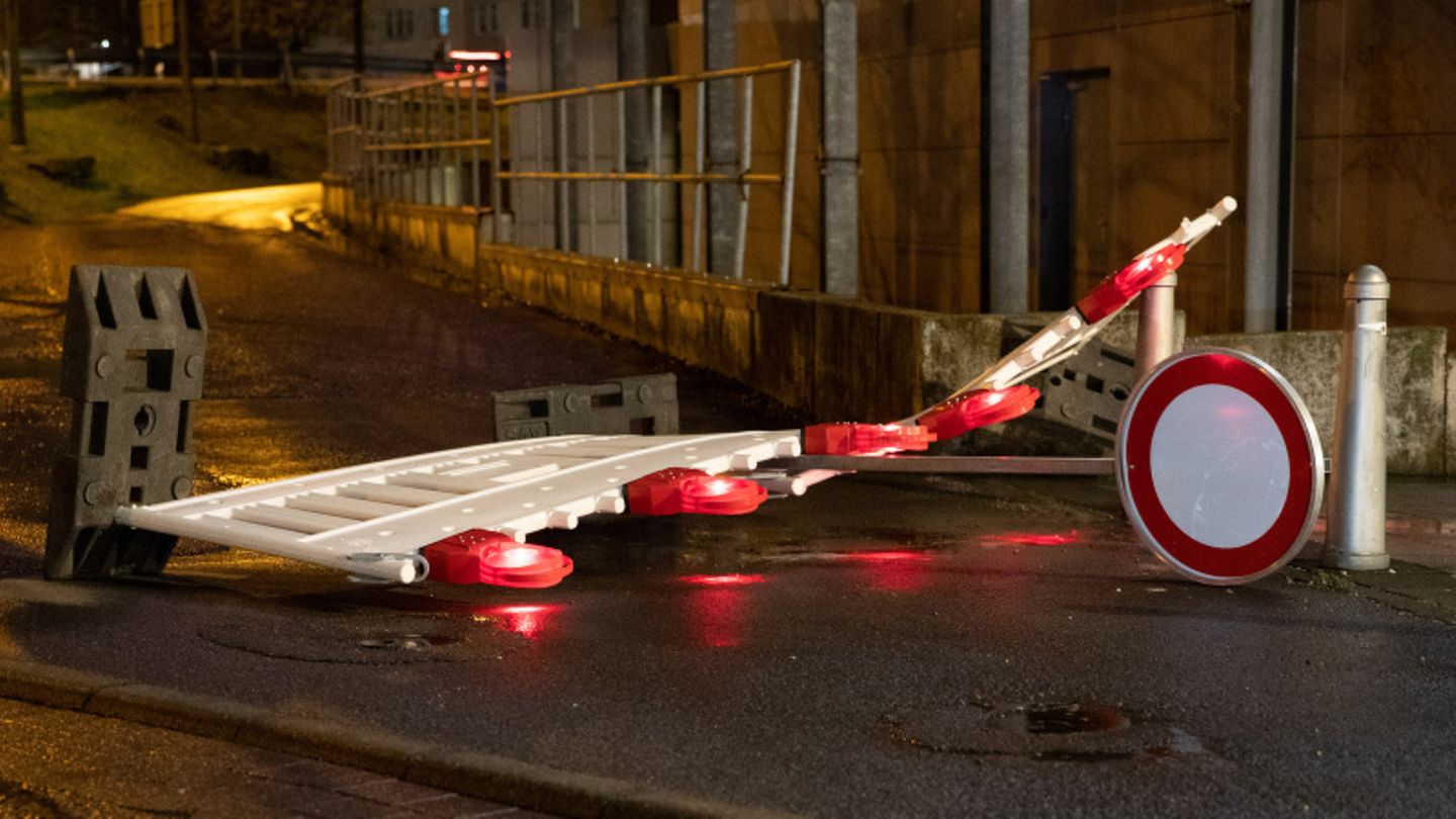 Nordrhein-Westfalen. Ein umgestürztes Straßenschild blockiert die Durchfahrt.