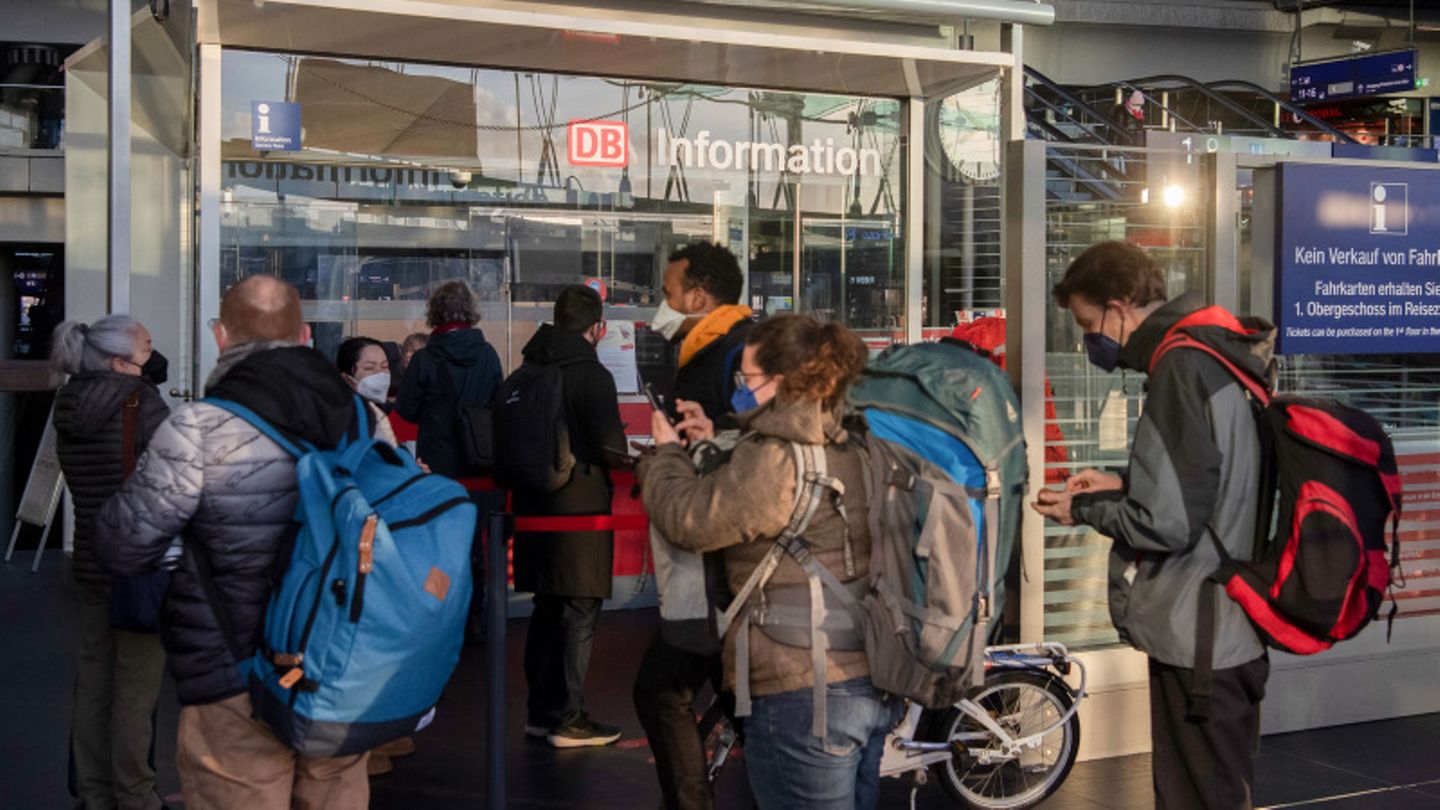 Dicht an dicht stehen Reisende am Info-Point der Deutschen Bahn im Hauptbahnhof der Hauptstadt.
