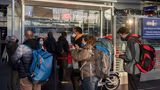 Dicht an dicht stehen Reisende am Info-Point der Deutschen Bahn im Hauptbahnhof der Hauptstadt.