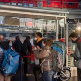 Dicht an dicht stehen Reisende am Info-Point der Deutschen Bahn im Hauptbahnhof der Hauptstadt.