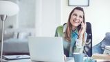 Im Homeoffice ist viel mehr Ruhe als im wuseligen Großraumbüro – endlich Zeit, mal bei Mutti durchzurufen! Solche Plauder-Telefonate sind nur in der Pause erlaubt. Strenggenommen zählen noch nicht einmal private Gespräche mit Kollegen und Kolleginnen zur Arbeitszeit. Ganz so eng sehen es aber wohl die wenigsten Vorgesetzten, schließlich dient ein bisschen persönlicher Austausch auch dem Betriebsklima. Als Faustregel gilt: Privatgespräche sind in Ordnung, wenn sie kurz gehalten werden