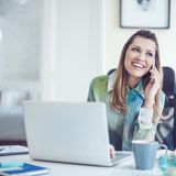 Im Homeoffice ist viel mehr Ruhe als im wuseligen Großraumbüro – endlich Zeit, mal bei Mutti durchzurufen! Solche Plauder-Telefonate sind nur in der Pause erlaubt. Strenggenommen zählen noch nicht einmal private Gespräche mit Kollegen und Kolleginnen zur Arbeitszeit. Ganz so eng sehen es aber wohl die wenigsten Vorgesetzten, schließlich dient ein bisschen persönlicher Austausch auch dem Betriebsklima. Als Faustregel gilt: Privatgespräche sind in Ordnung, wenn sie kurz gehalten werden