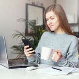 Grundsätzlich gilt auch im Homeoffice: Privates muss außerhalb der Arbeitszeit erledigt werden. Es gibt aber Graubereiche, wie die folgenden Punkte zeigen…