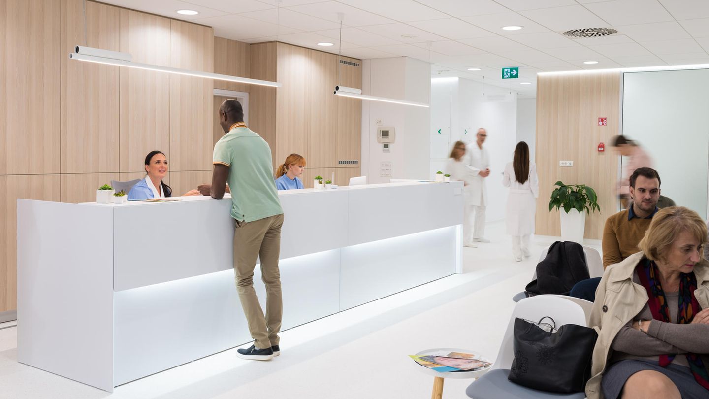 Zum Arzt darf man dagegen unter Umständen auch in der bezahlten Arbeitszeit gehen – egal, ob man gerade im Homeoffice arbeitet oder im Büro. Das gilt aber laut Bundesarbeitsgericht nur für "notwendige Arztbesuche". Dazu zählen akute Krankheiten oder Unfälle (medizinische Notwendigkeit). Aber auch Untersuchungen, die etwa nur frühmorgens auf nüchternen Magen erfolgen können (zeitliche Notwendigkeit) oder für die es nur in der Arbeitszeit Termine gibt (terminliche Notwendigkeit). Bei Teilzeit oder Gleitzeit gilt eine strengere Auslegung, da es leichter ist, außerhalb der Arbeit einen Termin zu bekommen. Genaueres kann auch im Arbeits- oder Tarifvertrag geregelt sein