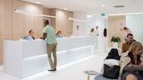 Zum Arzt darf man dagegen unter Umständen auch in der bezahlten Arbeitszeit gehen – egal, ob man gerade im Homeoffice arbeitet oder im Büro. Das gilt aber laut Bundesarbeitsgericht nur für "notwendige Arztbesuche". Dazu zählen akute Krankheiten oder Unfälle (medizinische Notwendigkeit). Aber auch Untersuchungen, die etwa nur frühmorgens auf nüchternen Magen erfolgen können (zeitliche Notwendigkeit) oder für die es nur in der Arbeitszeit Termine gibt (terminliche Notwendigkeit). Bei Teilzeit oder Gleitzeit gilt eine strengere Auslegung, da es leichter ist, außerhalb der Arbeit einen Termin zu bekommen. Genaueres kann auch im Arbeits- oder Tarifvertrag geregelt sein.
