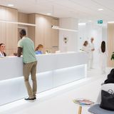 Zum Arzt darf man dagegen unter Umständen auch in der bezahlten Arbeitszeit gehen – egal, ob man gerade im Homeoffice arbeitet oder im Büro. Das gilt aber laut Bundesarbeitsgericht nur für "notwendige Arztbesuche". Dazu zählen akute Krankheiten oder Unfälle (medizinische Notwendigkeit). Aber auch Untersuchungen, die etwa nur frühmorgens auf nüchternen Magen erfolgen können (zeitliche Notwendigkeit) oder für die es nur in der Arbeitszeit Termine gibt (terminliche Notwendigkeit). Bei Teilzeit oder Gleitzeit gilt eine strengere Auslegung, da es leichter ist, außerhalb der Arbeit einen Termin zu bekommen. Genaueres kann auch im Arbeits- oder Tarifvertrag geregelt sein