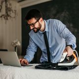 Wer in den eigenen vier Wänden arbeitet, kann versucht sein, nebenher noch die Wäsche zu waschen oder das Geschirr zu spülen. Hausarbeit ist aber in der Arbeitszeit nicht vorgesehen, auch nicht im Homeoffice. Wer in der Arbeitszeit in aller Seelenruhe Wäsche faltet und Hemden bügelt, muss diese Zeit nacharbeiten. Auch Einkaufen geht nur in der Pause oder nach Dienstschluss