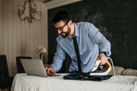 Wer in den eigenen vier Wänden arbeitet, kann versucht sein, nebenher noch die Wäsche zu waschen oder das Geschirr zu spülen. Hausarbeit ist aber in der Arbeitszeit nicht vorgesehen, auch nicht im Homeoffice. Wer in der Arbeitszeit in aller Seelenruhe Wäsche faltet und Hemden bügelt, muss diese Zeit nacharbeiten. Auch Einkaufen geht nur in der Pause oder nach Dienstschluss
