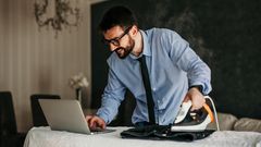 Wer in den eigenen vier Wänden arbeitet, kann versucht sein, nebenher noch die Wäsche zu waschen oder das Geschirr zu spülen. Hausarbeit ist aber in der Arbeitszeit nicht vorgesehen, auch nicht im Homeoffice. Wenn man nur mal eben in der Waschküche auf den Knopf drückt, wird wohl keiner was dagegen haben. Aber wer in der Arbeitszeit in aller Seelenruhe Wäsche faltet und Hemden bügelt, muss diese Zeit nacharbeiten. Auch Einkaufen geht nur in der Pause.