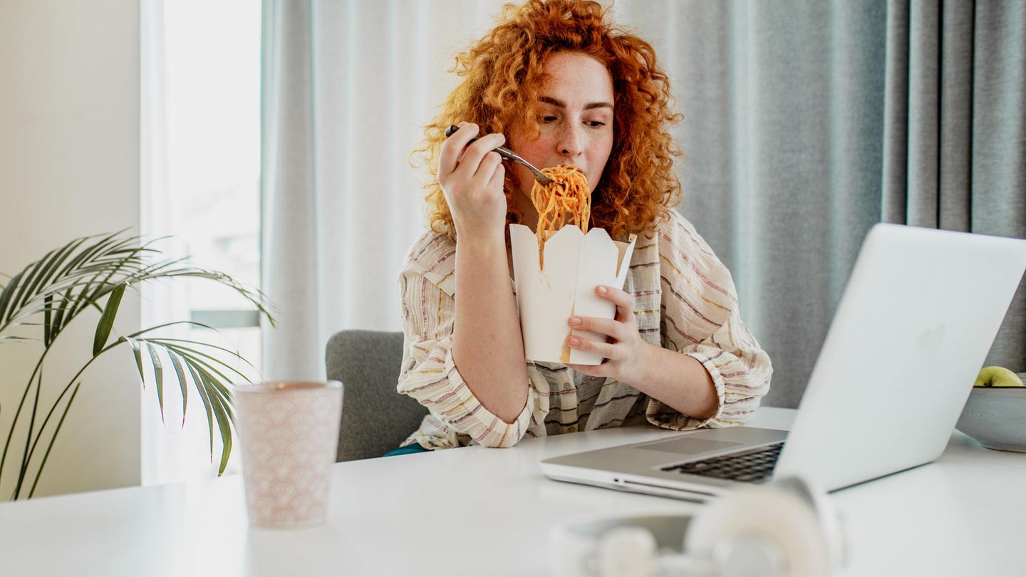 Kleinere private Dinge lassen sich gut in der Mittagspause erledigen, denn die ist – auch im Homeoffice – sogar gesetzlich vorgeschrieben. Ab sechs Stunden Arbeitszeit sind 30 Minuten Pause Pflicht, ab neun Stunden Arbeit sind es in Summe mindestens 45 Minuten. Für manche Jobs sind weitere Kurzpausen vorgesehen, auch im Arbeitsvertrag können Pausenzeiten genauer geregelt sein. Pause ist Pause, auch im Homeoffice muss niemand beim Mittagessen noch nebenher Calls beantworten, nur weil der Computer in Sichtweite ist. Umgekehrt ist es laut Arbeitszeitgesetz auch nicht erlaubt, den ganzen Tag ohne Pause durchzuarbeiten und früher Schluss zu machen
