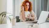 Kleinere private Dinge lassen sich gut in der Mittagspause erledigen, denn die ist – auch im Homeoffice – sogar gesetzlich vorgeschrieben. Ab sechs Stunden Arbeitszeit sind 30 Minuten Pause Pflicht, ab neun Stunden Arbeit sind es in Summe mindestens 45 Minuten. Für manche Jobs sind weitere Kurzpausen vorgesehen, auch im Arbeitsvertrag können Pausenzeiten genauer geregelt sein. Pause ist Pause, auch im Homeoffice muss niemand beim Mittagessen noch nebenher Calls beantworten, nur weil der Computer in Sichtweite ist. Umgekehrt ist es laut Arbeitszeitgesetz auch nicht erlaubt, den ganzen Tag ohne Pause durchzuarbeiten und früher Schluss zu machen