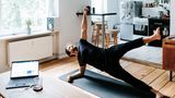 Seitdem die Corona-Pandemie Beschäftigte an Küchentische und andere nicht-ergonomische Orte getrieben hat, haben Workouts für Nacken und Rücken Sonderkonjunktur. Mal aufstehen, strecken und dehnen – das ist auf jeden Fall empfehlenswert. Kurze Bildschirmpausen während der Arbeit sind sogar gesetzlich vorgeschrieben. Damit ist aber nur gemeint, dass man zwischendurch mal kurz telefoniert, in Dokumenten blättert oder eine andere berufliche Tätigkeit ausübt. Die halbstündige Yoga-Session oder die Joggingrunde müssen nach der Arbeit oder in der Pause stattfinden – es sei denn, der Arbeitgeber erlaubt diese ausdrücklich in der Arbeitszeit