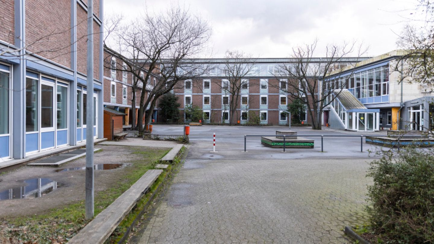 Der Schulhof dieser Realschule bleibt heute leer.