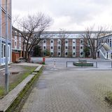 Der Schulhof dieser Realschule bleibt heute leer.