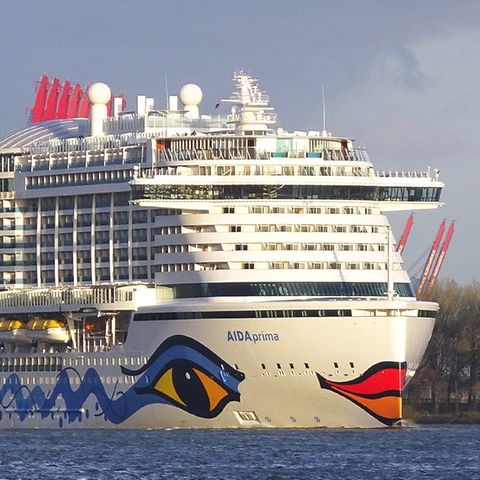 "Aida Prima" auf der Elbe