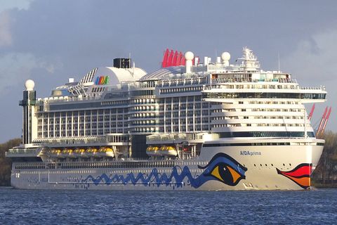 "Aida Prima" auf der Elbe