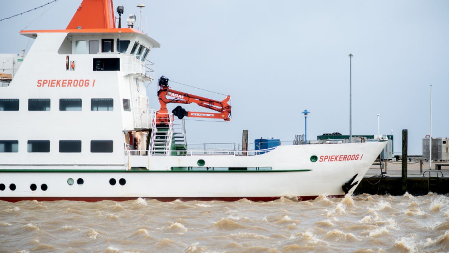Das Fährschiff "Spiekeroog I" liegt an einer Kaimauer im Hafen