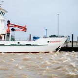 Das Fährschiff "Spiekeroog I" liegt an einer Kaimauer im Hafen