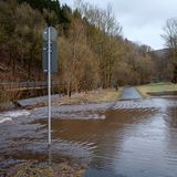 Eine überschwemmte Wiese überflutet einen Radweg