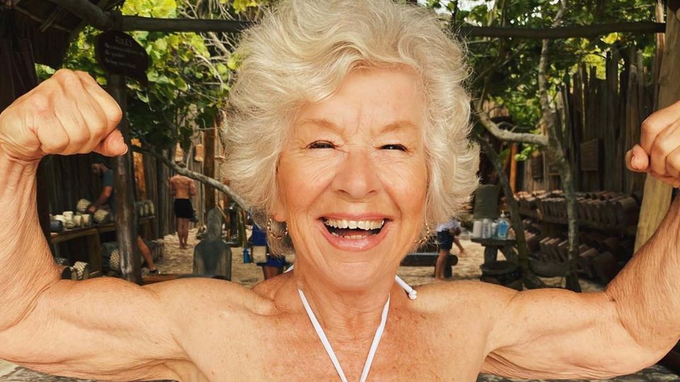 75 Jahre alte Frau macht Fitness und speckt ab