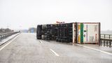 Ein umgekippter LKW liegt mitten auf der Huntebrücke der Autobahn A2