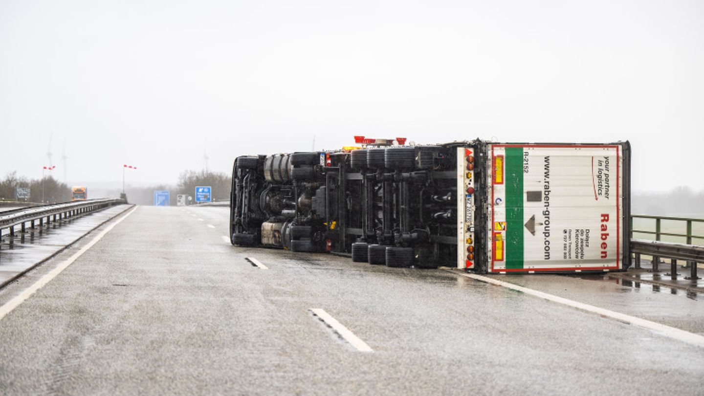 Ein umgekippter LKW liegt mitten auf der Huntebrücke der Autobahn A2