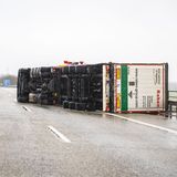 Ein umgekippter LKW liegt mitten auf der Huntebrücke der Autobahn A2