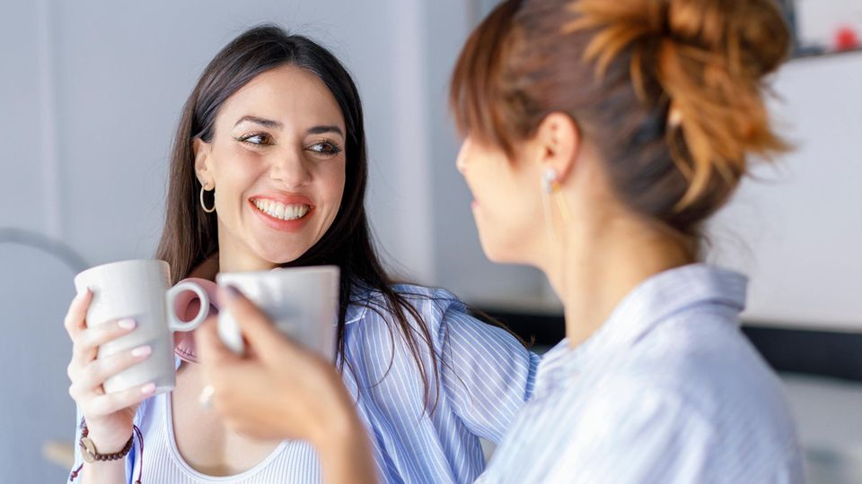 Fika Schweden Achtsamkeit Arbeit Frau unterhalten sich beim Kaffeetrinken.