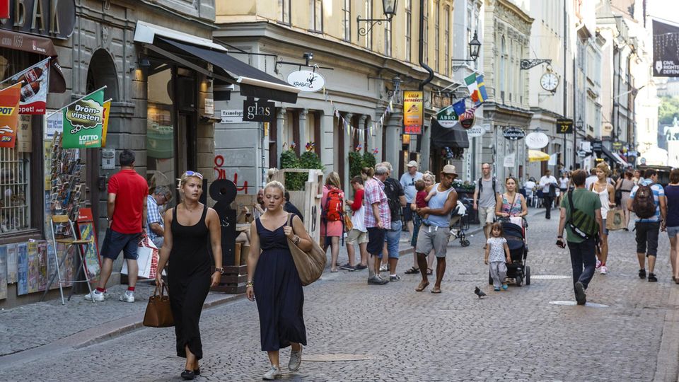 Fika Schweden Achtsamkeit Arbeit Spaziergänger in der Altstadt von Stockholm