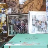 Das linke Bild zeigt die Queen auf einem Sofa – vermutlich auf Schloss Balmoral in Schottland – umringt von den Windsor-Sprösslingen. Wie das englische Magazin "Hello" vermutet, sitzt auf dem königlichen Schoß Lucas Tindall. Er ist das jüngste der drei Kinder von Queen-Enkelin Zara Phillips. Links und rechts sitzen Lucas' Geschwister sowie Prinz Louis, jüngstes Kind von Herzogin Kate und Prinz William. Hinter dem Sofa stehen: Lady Louise (Tochter von Prinz Edward und Gräfin Sophie), Prinz George (Sohn von William und Kate), Isla Phillips (Tochter von Queen-Enkel Peter und Ex-Frau Autumn), Prinzessin Charlotte (Tochter von William und Kate) sowie Savannah Phillips (Tochter von Peter und Autumn). Es ist das erste derartige Bild ohne Prinz Philip. Der geliebte Ehemann der Queen starb im April 2021.