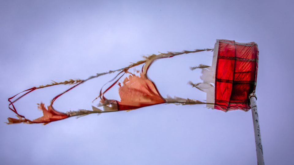 Ein vom Sturm beschädigter Windsack weht an einem Mast am Flugplatz Wismar Ein vom Sturm beschädigter Windsack weht an einem Mast am Flugplatz Wismar