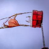 Ein vom Sturm beschädigter Windsack weht an einem Mast am Flugplatz Wismar