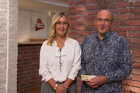 Das Ehepaar Groth steht im Studio von "Bares für Rares" und schaut in die Kamera