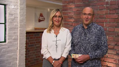 Das Ehepaar Groth steht im Studio von "Bares für Rares" und schaut in die Kamera