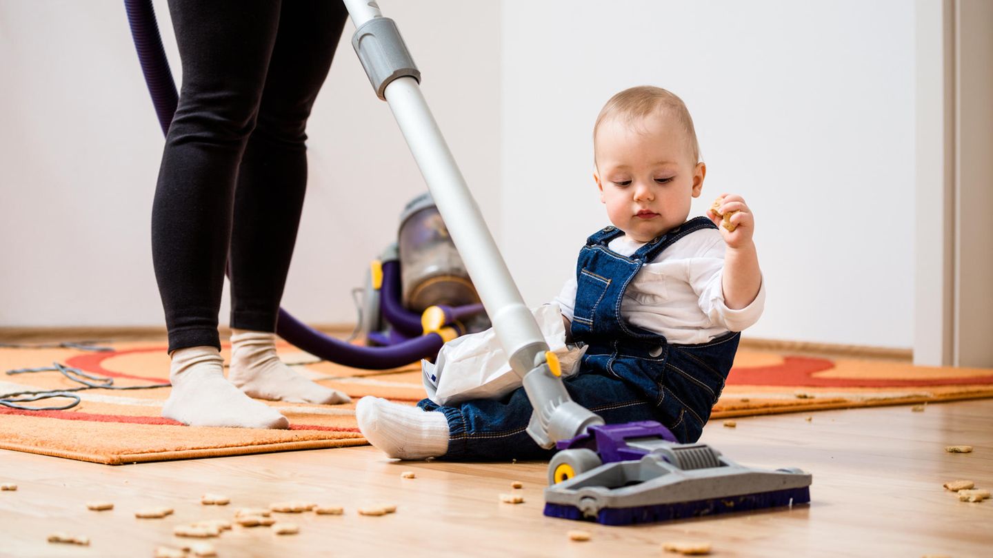 Faktencheck: Akkustaubsauger vs. Kabel-Variante Akkustaubsauger vs. Kabel-Variante: Eine Frau saugt hinter ihrem Kind hinterher