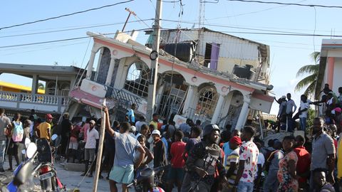 Menschen vor dem Hotel Petit Pas, das durch das Erdbeben am 14. August 2021 zerstört wurde