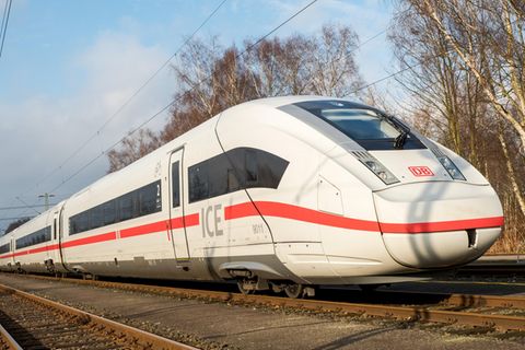 Ein ICE 4 steht in einem Leitwerk auf einem Gleis