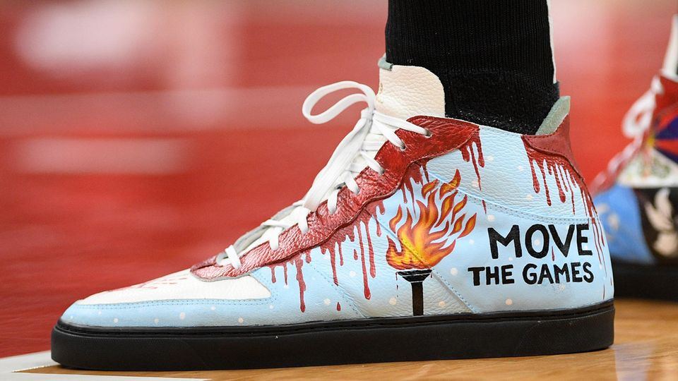 "Verlegt die Spiele": Die Schuhe von Enes Kanter Freedom bei einem NBA-Spiel der Boston Celtics gegen die Washington Wizards "Verlegt die Spiele": Die Schuhe von Enes Kanter Freedom bei einem NBA-Spiel der Boston Celtics gegen die Washington Wizards