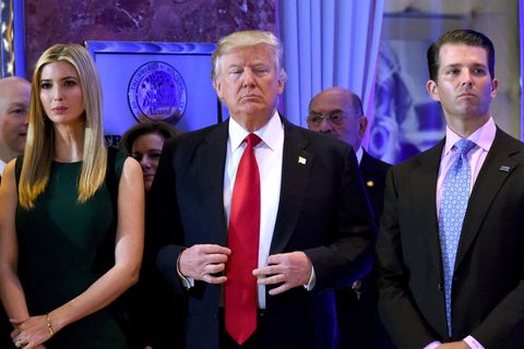Ex-US-Präsident Donald Trump (M.) sowie seine Tochter Ivanka und sein Sohn Donald Jr. müssen unter Eid zu möglicherweise betrügerische Geschäftspraktiken aussagen