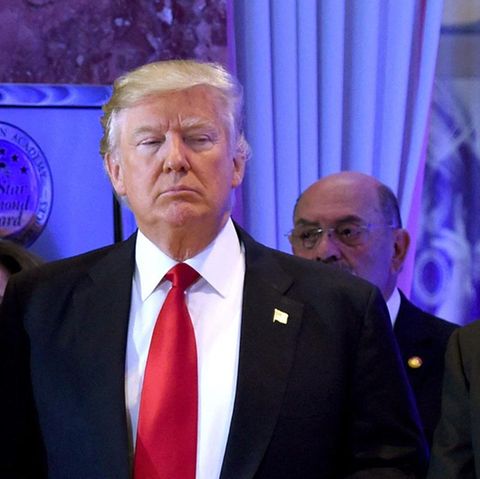 Ex-US-Präsident Donald Trump (M.) sowie seine Tochter Ivanka und sein Sohn Donald Jr. müssen unter Eid zu möglicherweise betrügerische Geschäftspraktiken aussagen