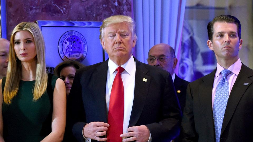 Ex-US-Präsident Donald Trump (M.) sowie seine Tochter Ivanka und sein Sohn Donald Jr. müssen unter Eid zu möglicherweise betrügerische Geschäftspraktiken aussagen