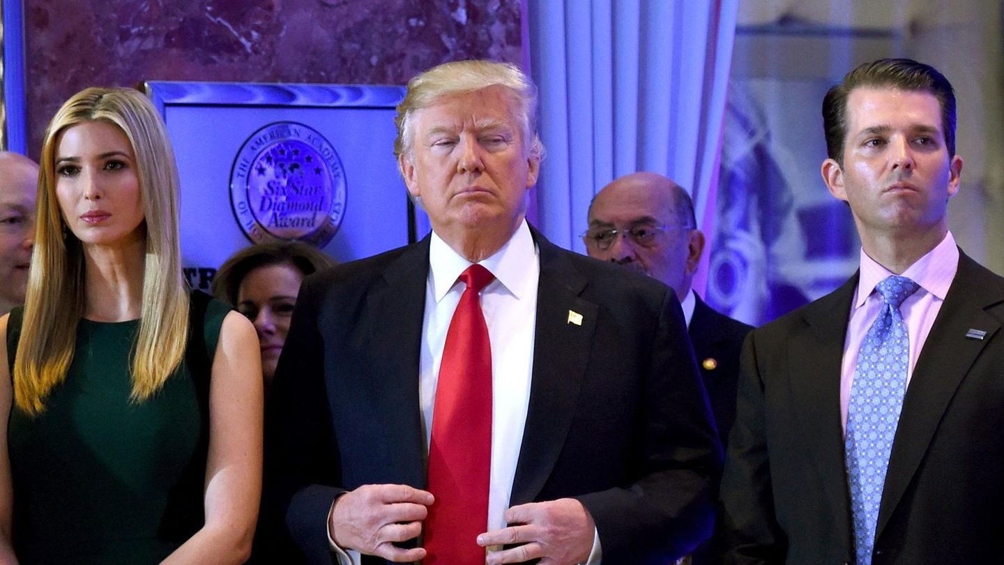 Ex-US-Präsident Donald Trump (M.) sowie seine Tochter Ivanka und sein Sohn Donald Jr. müssen unter Eid zu möglicherweise betrügerische Geschäftspraktiken aussagen