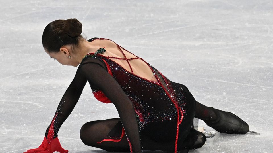 Kamila Walijewa vom Russischen Olympischen Komitee fällt aufs Eis