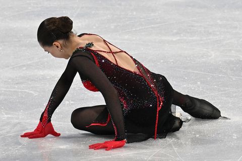 Kamila Walijewa vom Russischen Olympischen Komitee fällt aufs Eis