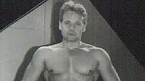 Tibor Foco mit nacktem Oberkörper